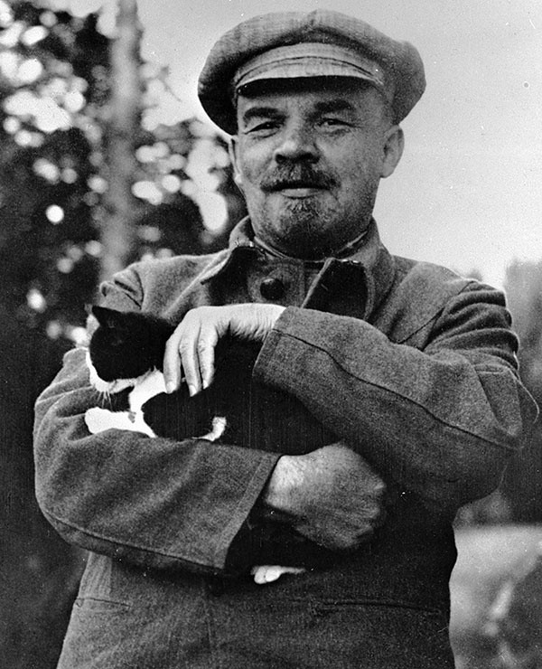 Vladimir Lenin caresses the purrletariat, date unknown. Photo: Maria Ulyanova/Sputnik.